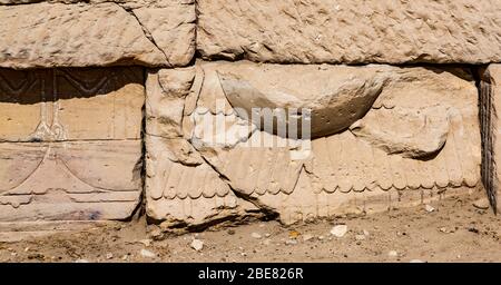 Theben in Ägypten, Deir el Chelwit, Tempel der Isis, ptolemäische und römische Zeit. Die Fundationen sind heute sichtbar, mit einigen geformten Steinen wiederverwendet. Stockfoto