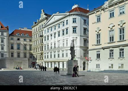 Wien, Österreich - 27. März 2016: Unbekannte Menschen auf dem jüdischen Platz mit Gotthold Ephraim Lessing Denkmal und Holocaust Denkmal im UNESCO W Stockfoto