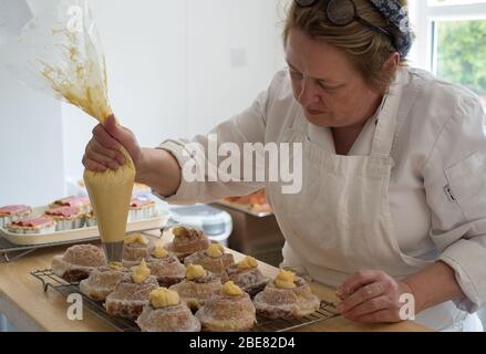 Morgendliche Brötchen mit einer Creme Patissiere, hergestellt von der schottischen Bäckerin Louise Paterson Stockfoto