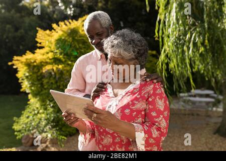 Ein afroamerikanisches Paar, das Zeit zusammen im Garten verbringt Stockfoto