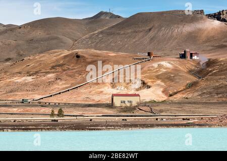 Der Blaue See in Reykjahlíð, in der Nähe des Sees Myvatn, Island. Kieselgel-reiches, beheiztes Wasser, das aus einer geothermischen Anlage in dieser aktiven vulkanischen Zone abfliessend ist Stockfoto