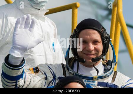 BAIKONUR, KASACHSTAN - 09. April 2020 - Expedition 63 Besatzungsmitglied Ivan Vagner von Roskosmos verabschiedet sich, als er, Chris Cassidy von der NASA und Anatoly Ivani Stockfoto