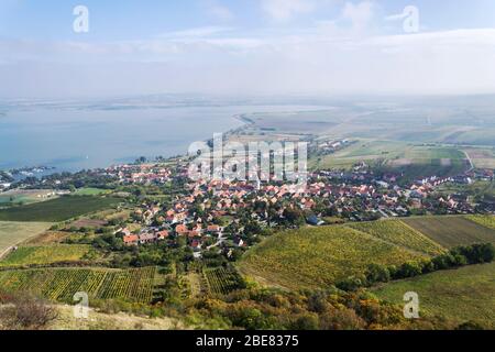 Luftaufnahme des Dorfes Pavlov vom Berg Devin am Ufer des Wasserreservoirs Nove Mlyny, Breclav Bezirk, Südmähren, Tschechische Republik, sonnige summe Stockfoto