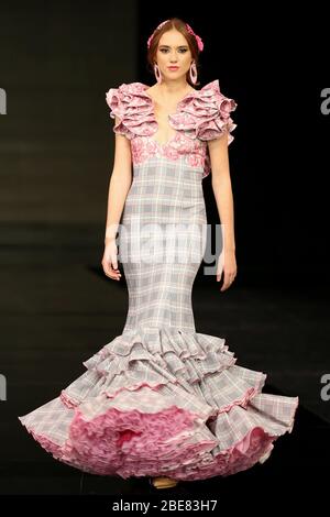 SEVILLA, SPANIEN - JAN 30: Modell mit Kleid aus der Tora-Kollektion des Designers Pilar Arregui im Rahmen der SIMOF 2020 (Foto: Mickael Chavet)