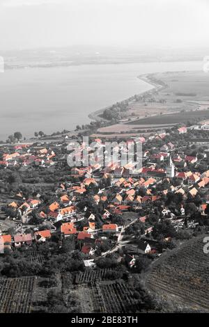 Luftaufnahme des Dorfes Pavlov vom Berg Devin am Ufer des Wasserreservoirs Nove Mlyny, Breclav Bezirk, Südmähren, Tschechische Republik, sonnige summe Stockfoto