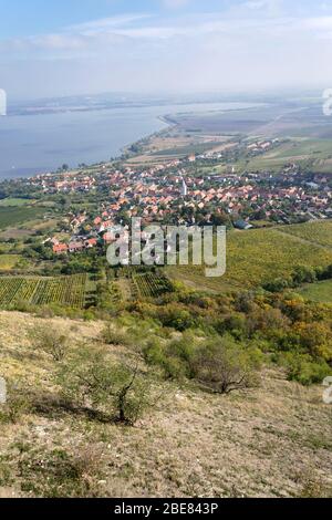 Luftaufnahme des Dorfes Pavlov vom Berg Devin am Ufer des Wasserreservoirs Nove Mlyny, Breclav Bezirk, Südmähren, Tschechische Republik, sonnige summe Stockfoto