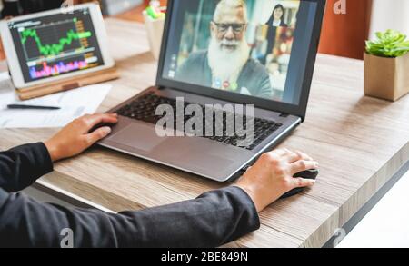 Geschäftsfrau mit Videoanruf mit Executive Chief während der Quarantäneisolation - Online-Konferenz, intelligente Arbeit, Technologie und Job Meeting Konzept Stockfoto