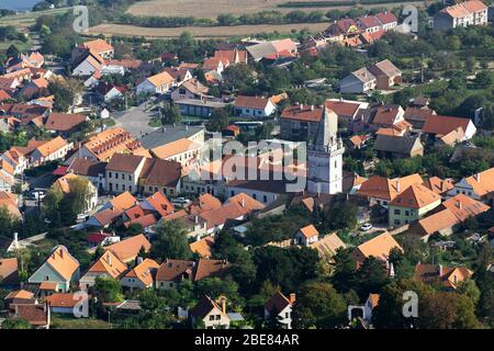 Luftaufnahme des Dorfes Pavlov vom Berg Devin am Ufer des Wasserreservoirs Nove Mlyny, Breclav Bezirk, Südmähren, Tschechische Republik, sonnige summe Stockfoto