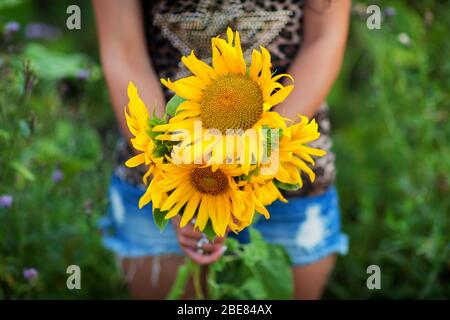 Sehr schöne junge Frau mit großen und schönen Strauß von frischen bunten Blumen Farben, abgeschnitten Foto, Blumenstrauß aus der Nähe, keine Gesichtsansicht von Floristen in Stockfoto