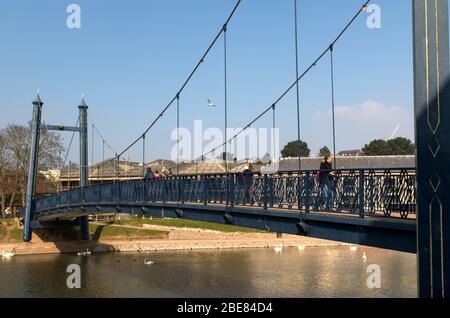 Detail der Cricklepit Hängebrücke über den Fluss exe mit einem blauen Himmel und ein paar Fußgänger; Exeter, Devon. Stockfoto