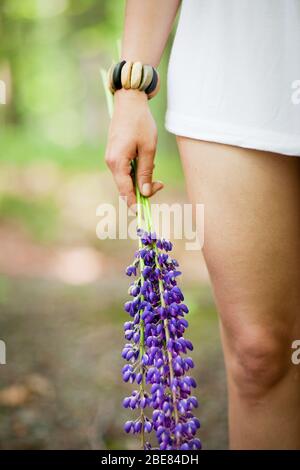 Sehr schöne junge Frau mit großen und schönen Strauß von frischen bunten Blumen Farben, abgeschnitten Foto, Blumenstrauß aus der Nähe, keine Gesichtsansicht von Floristen in Stockfoto