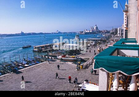 Blick auf den Fährhafen San Zaccaria, Riva Degli Schiavoni, Gondolas, San Marco Basin und die Basilika Santa Maria della Salute, Venedig Stockfoto