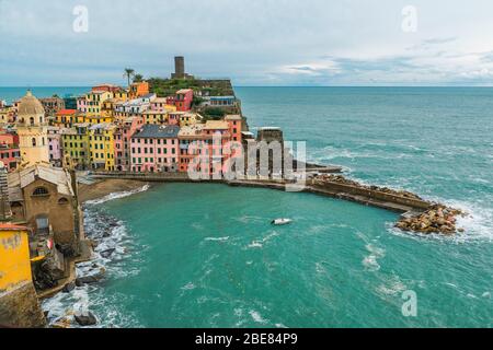Altes italienisches Dorf von Vernazza, an der Cinque Terre Küste von Italien, Ligurien an der Küste Stockfoto