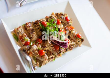 Essen und Trinken im Restaurant. Tabelleneinstellung. Schmackhafte Gerichte. Set von kalten Snacks, Canapé, Getränke, Nahaufnahme parte Mahlzeiten Mahlzeiten für den Urlaub, Stockfoto