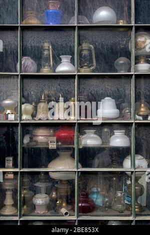 Ausstellung antiker Leuchten im Fenster von Mr Purves Lamp Emporium, St Stephen Street, Edinburgh. Stockfoto