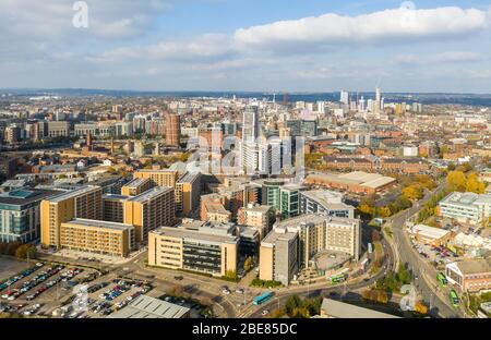 Leeds City Centre Luftaufnahme mit Hochhäusern wie Candle, Bridgewater Place (Dalek) und Straßen wie Sweet Street Stockfoto