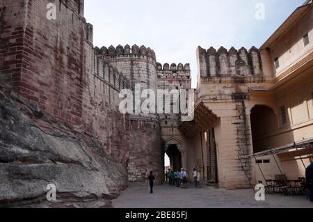 Eines der sieben Eingangstore des Mehrangarh Fort. Eines der größten Festungen Indiens. Jodhpur, Rajasthan, Indien Stockfoto