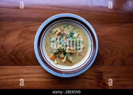 Traditionelle indonesische Suppe der Name ist Soto Ayam, indonesische oder balinesische Suppe mit Huhn und Curry Stockfoto