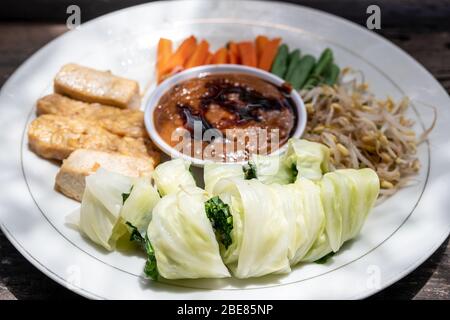 Dies ist Gado-Gado oder Gado Gado, es ist traditioneller indonesischer veganer Salat Stockfoto