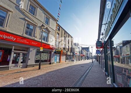 Im Bild: Die verlassene Green Street im Stadtzentrum von Neath, Wales, Großbritannien. Freitag 27 März 2020 Re: Covid-19 Coronavirus Pandemie, UK. Stockfoto