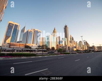 Dubai, VAE - 14. Dezember 2019: Leere Straßen Dubais während der Quarantäne. Stockfoto