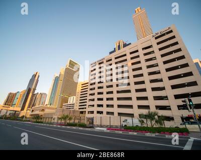 Dubai, VAE - 14. Dezember 2019: Leere Straßen Dubais während der Quarantäne. Stockfoto