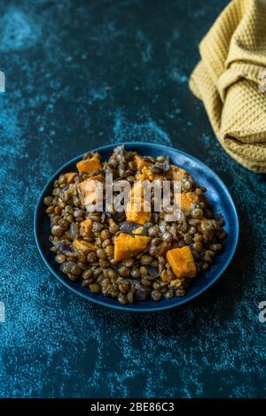 Gewürzte Süsskartoffelensuppe mit Zimt, serviert auf Teller. Bio Gesunde Vegetarier Veggie Food. Stockfoto