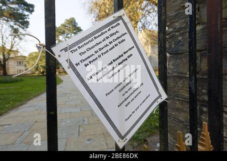 Im Bild: Eine Kirche, die für die Öffentlichkeit in Neath, Wales, Großbritannien geschlossen werden musste. Freitag 27 März 2020 Re: Covid-19 Coronavirus Pandemie, UK. Stockfoto