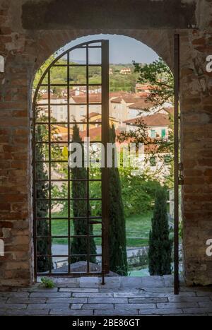 Panoramablick auf das historische Zentrum von Fucecchio, Florenz, Italien, eingerahmt von einem der alten Eingangstüren zum Corsini Park Stockfoto