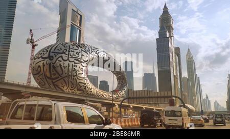 Verkehr in Dubai mit Blick auf das Museum der Zukunft. Stockfoto