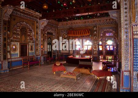 Phool Mahal eine wunderschön dekorierte Halle in der Festung Mehrangarh, Jodhpur, Rajasthan, Indien Stockfoto