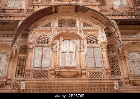 Jharokha oder jharoka eine Art überhängender geschlossener Balkon Mehrangarh Fort, Jodhpur, Rajasthan, Indien Stockfoto