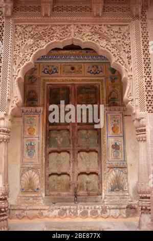 Bemalte verzierte Holztür, Mehrangarh Fort, Jodhpur, Rajasthan, Indien Stockfoto