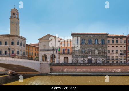 Pisa, Italien - März 31 2019: Der Palazzo Pretorio, die Ponte Di Mezzo, die Logge Dei Banchi, das Rathaus und der Palazzo Gambacorti. Stockfoto