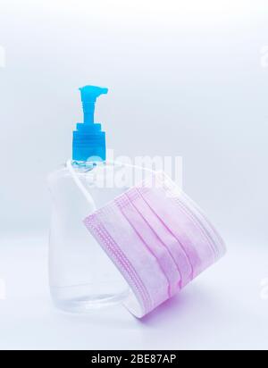 jel-Flasche mit pinken Gesichtsmasken auf weißem Hintergrund isoliert. Stockfoto