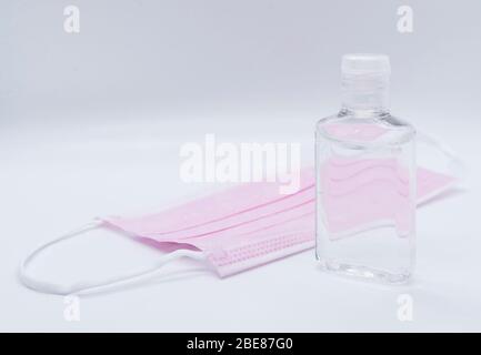 jel-Flasche mit pinken Gesichtsmasken auf weißem Hintergrund isoliert. Stockfoto