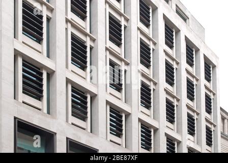 Portland Stone Cladding Geometrische Fassadenfenster 1 Old Jewry, London EC2R 8DN von Sheppard Robson Architects Stockfoto