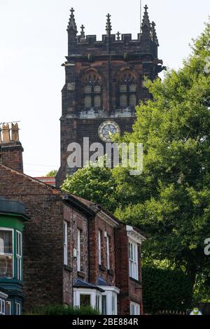 Die Spitze der St. Peters Church in Woolton Village, einem wohlhabenden Vorort von Liverpool, eng mit den Beatles verbunden Stockfoto