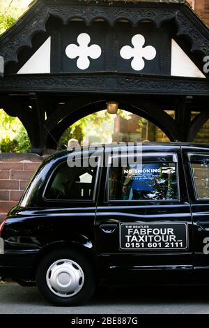 Black Taxi Tour parkte vor der St Peters Church in Woolton Village Liverpool, wo John Lennon und Paul McCartney zum ersten Mal zusammen spielten Stockfoto