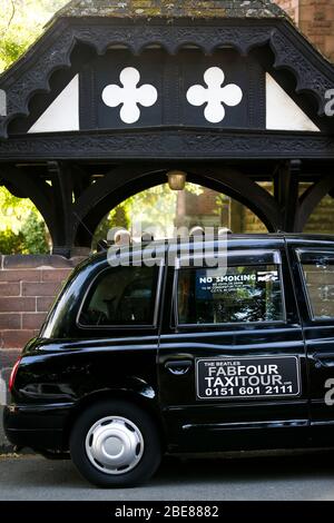 Black Taxi Tour parkte vor der St Peters Church in Woolton Village Liverpool, wo John Lennon und Paul McCartney zum ersten Mal zusammen spielten Stockfoto