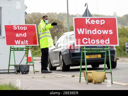 ANMERKUNG DER REDAKTION: NUMMERNSCHILDER MIT PA-BILDTISCH PIXELIERT Bild aufgenommen um 08:49 Uhr in einem Drive-in Covid-19 Testzentrum im Leeds Temple Green Park and Ride, Teil der britischen Regierung, die Tests für Tausende weiterer NHS-Mitarbeiter zu erhöhen. Stockfoto