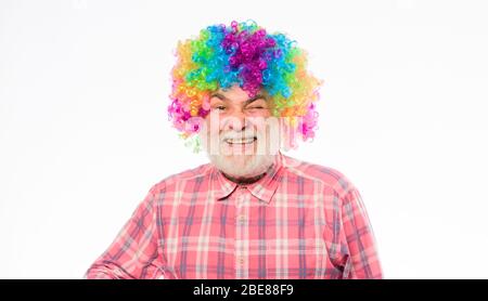 Lustiger Lebensstil. Spaß und Unterhaltung. Comic Happy Grandfather Konzept. Zirkus-Show. Älterer Clown. Mann Senior bärtige fröhliche Person trägt bunte Regenbogenperücke. Opa immer Spaß. Viel Spaß. Stockfoto