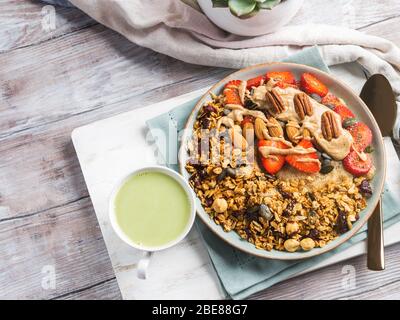 Köstlicher Amaranth-Haferbrei mit Erdbeeren Stockfoto