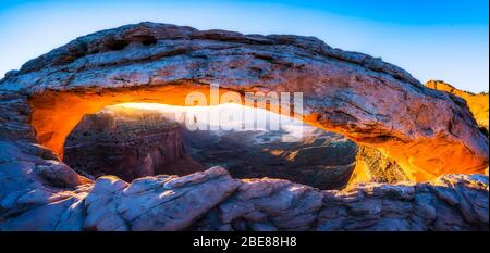 Mesa Arch, Canyonland Nationalpark bei Sonnenaufgang, Moab, Utah, USA. Stockfoto