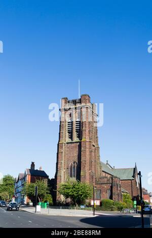 Der Turm der berühmten St. Peters Church in Woolton Village, berühmt für seinen Teil in der Geschichte der Beatles. Woolton. Liverpool. GROSSBRITANNIEN. Stockfoto