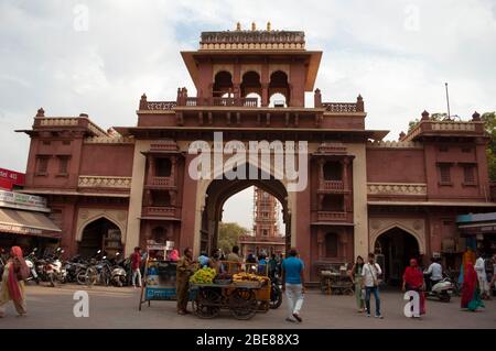 Eingangstor zum Sardar Markt ein beliebtes Wahrzeichen, Jodhpur, Rajasthan, Indien Stockfoto