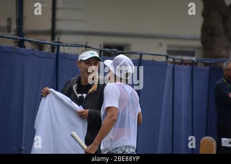 Bethanie Mattek Sands of America spricht mit Caroline Wozniacki aus Dänemark, Tennisspielerinnen bei Eastbourne Tennis am 24. Juni 2019 Stockfoto