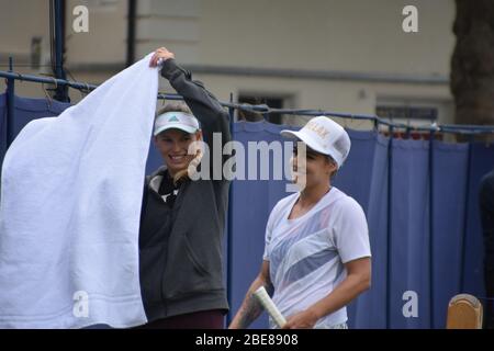 Bethanie Mattek Sands of America spricht mit Caroline Wozniacki aus Dänemark, Tennisspielerinnen bei Eastbourne Tennis am 24. Juni 2019 Stockfoto