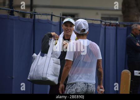 Bethanie Mattek Sands of America im Gespräch mit Caroline Wozniacki aus Dänemark, Tennisspielerinnen bei Eastbourne Tennis am 24. Juni 2019, Großbritannien Stockfoto