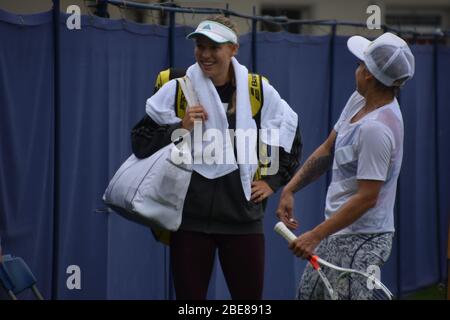 Bethanie Mattek Sands of America im Gespräch mit Caroline Wozniacki aus Dänemark, Tennisspielerinnen bei Eastbourne Tennis am 24. Juni 2019, Großbritannien Stockfoto